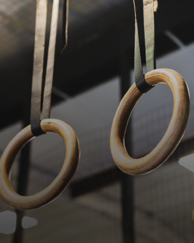 Anneaux de gymnastique en vois suspendus