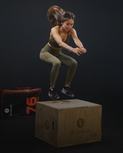 Une femme réalisant des sauts sur une  plyobox, mouvements typiques de la préparation physique